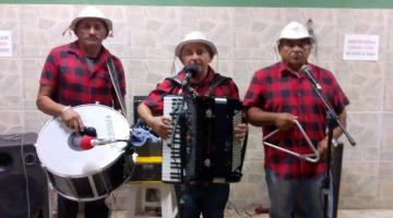 trio tocando instrumentos #paratodosverem 