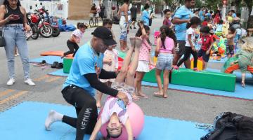 instrutor ajuda menina a dar estrela no solo. #paratodosverem 