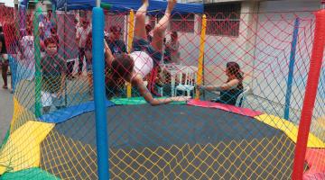 criança em pula pula #paratodosverem