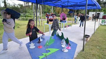 criança brincando em pescaria #paratodosverem