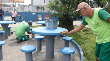 operários pintando praça #paratodosverem
