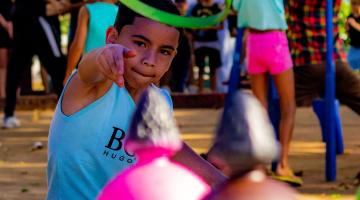 criança joga brinquedo #paratodosverem