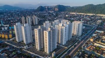 vista geral aéres de prédios e várias construções. Morro ao fundo. #paratodosverem