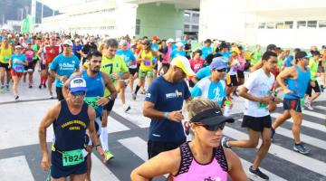 atletas estão correndo em avenida. #paratodosverem