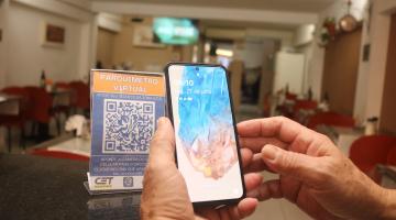 mão aproxima celular de QR code #paratodosverem 