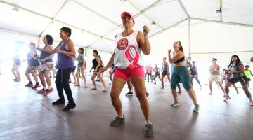 Santos Verão: mulheres lotam tenda 3 para dançar