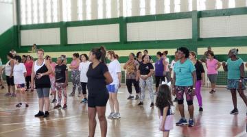 Aula de zumba mobiliza 200 pessoas em centro esportivo