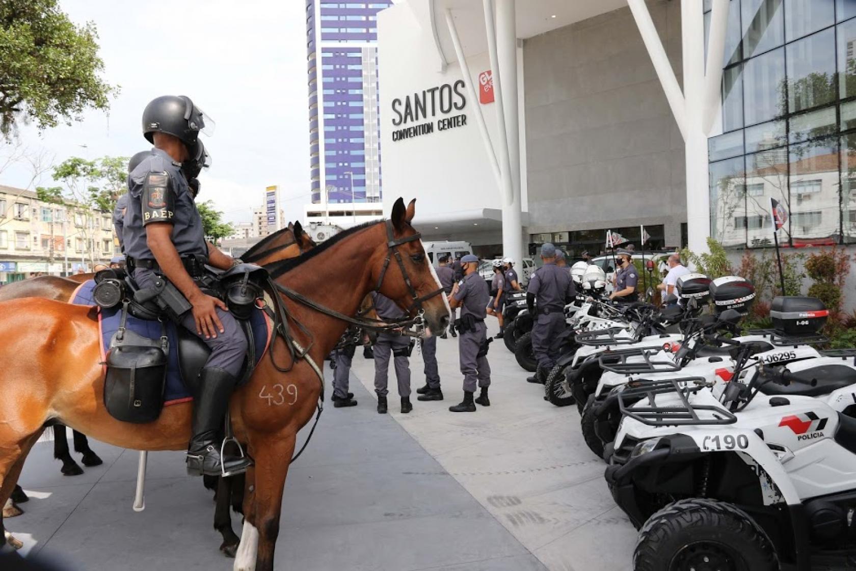 policiais e viaturas na frente de centro de convenções #paratodosverem