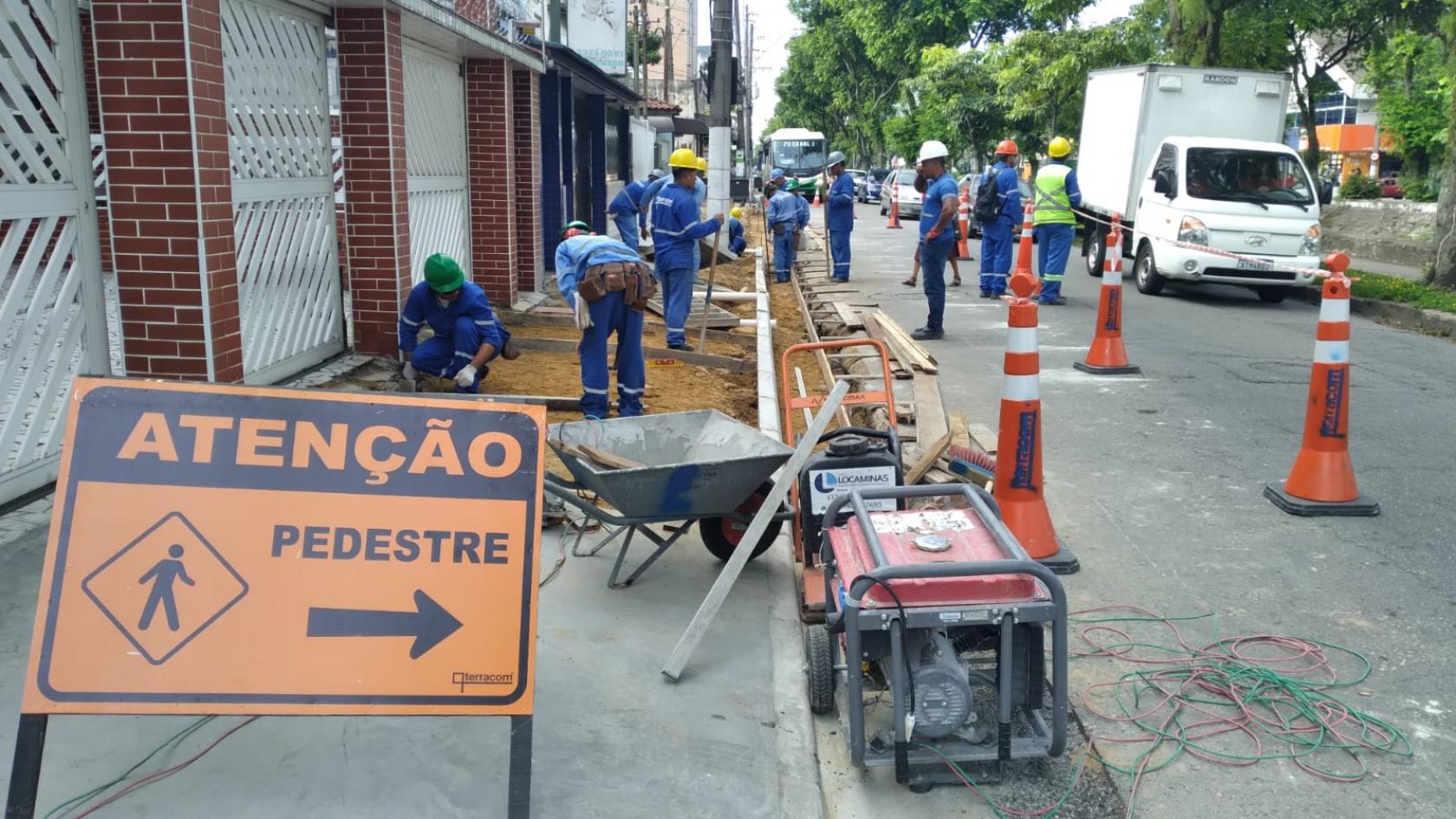 operários atuando na obra #paratodosverem 