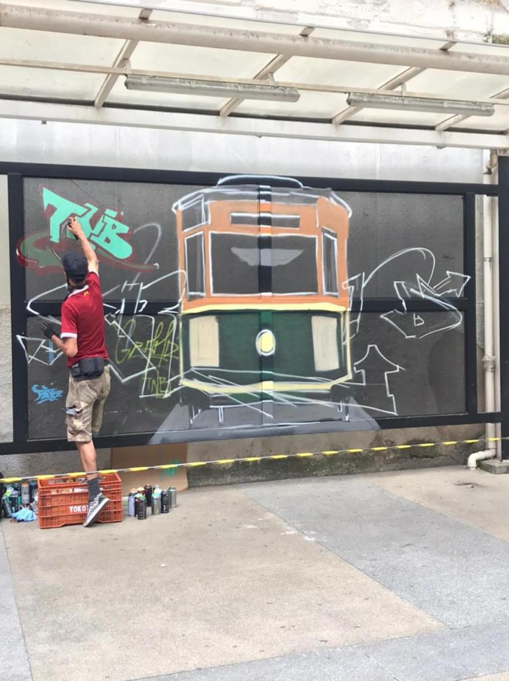 muro é pintado com desenho do bonde #paratodosverem 