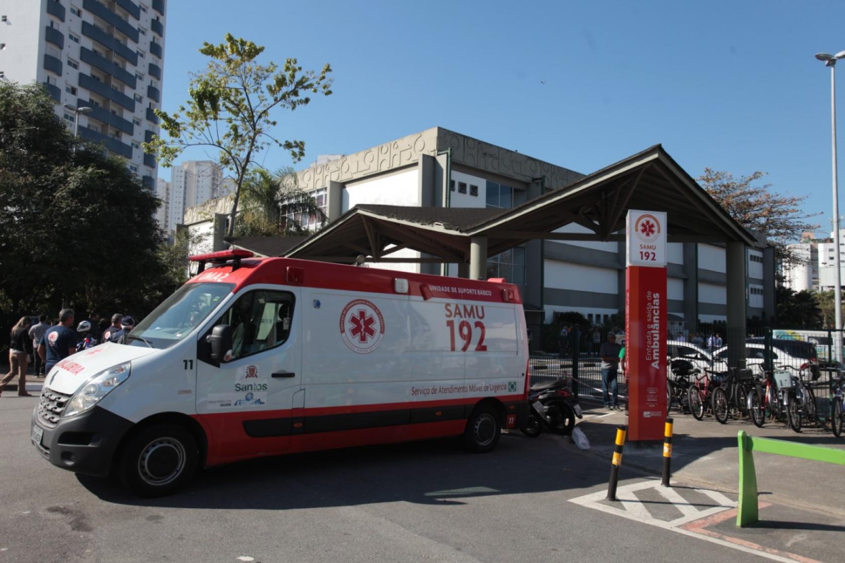 Ambulância do Samu na entrada do complexo Rebouças. #Pracegover