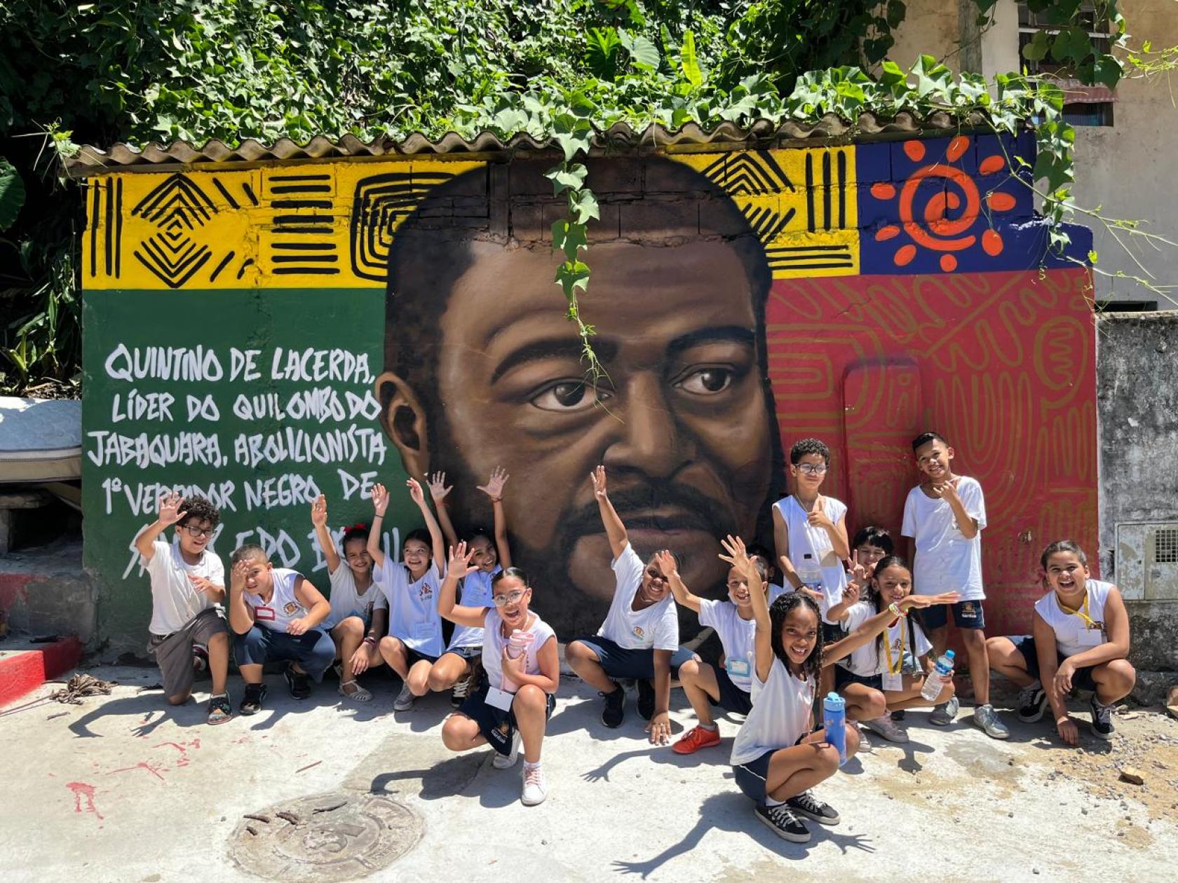 alunos posam em muram que homenageia heroi negro #paratodosverem 