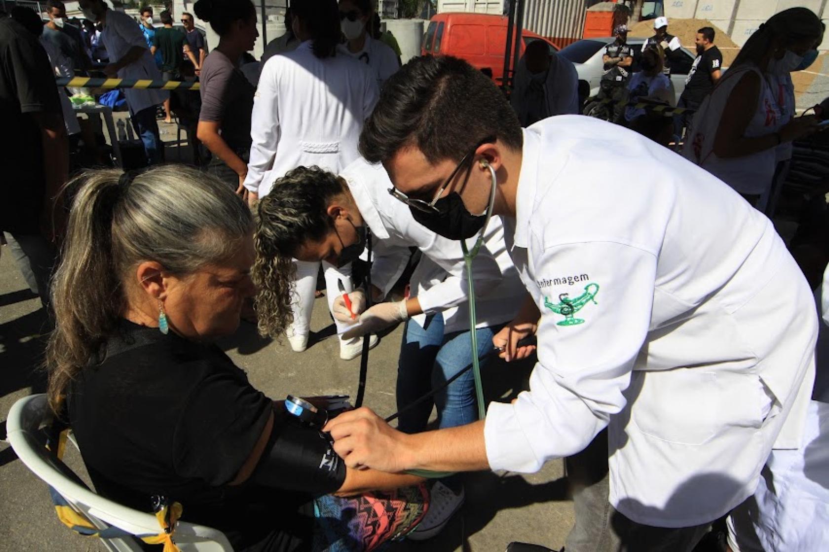 médico atende mulher #paratodosverem