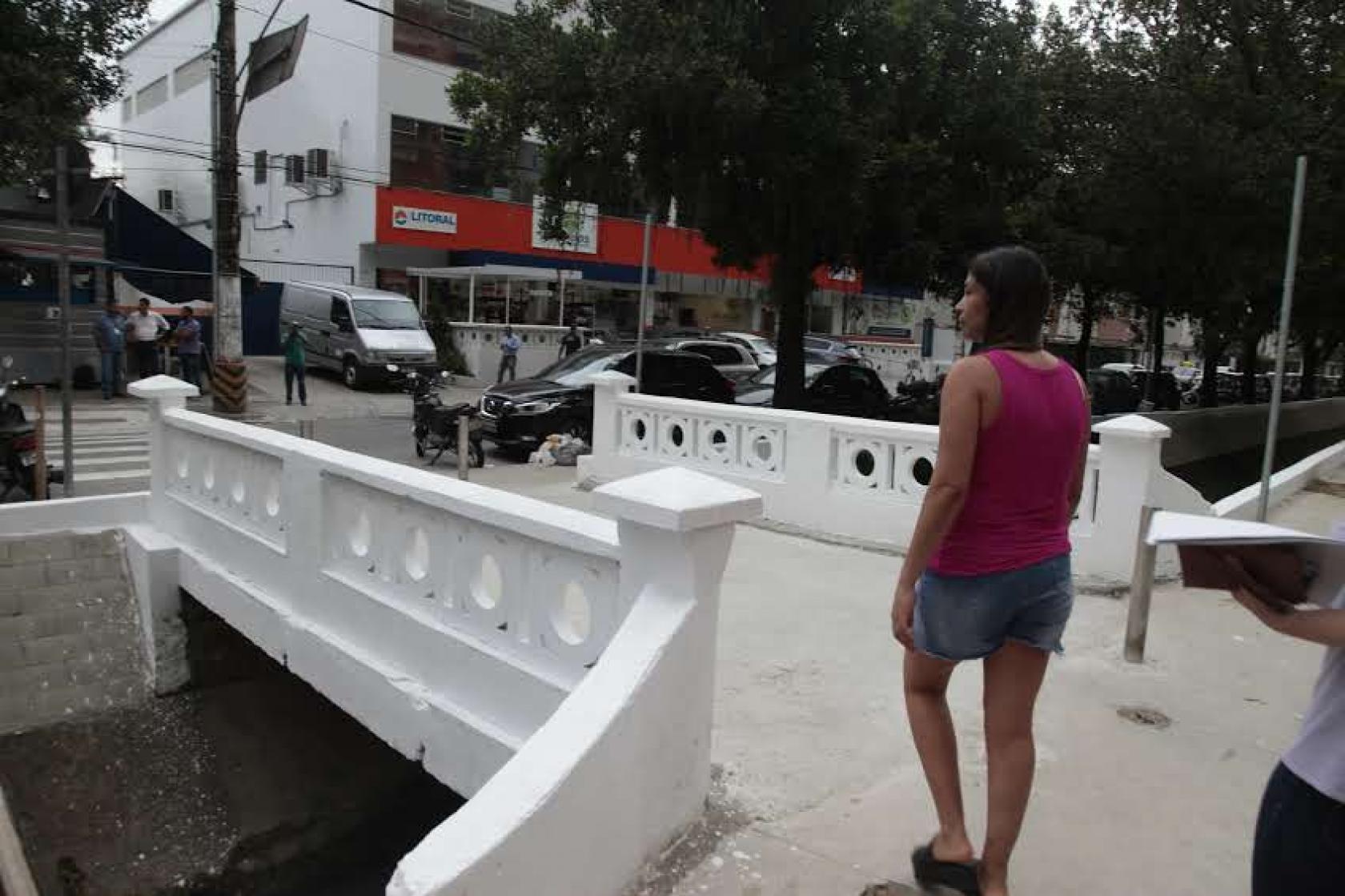 mulher se aproxima de novo pontilhão #pracegover