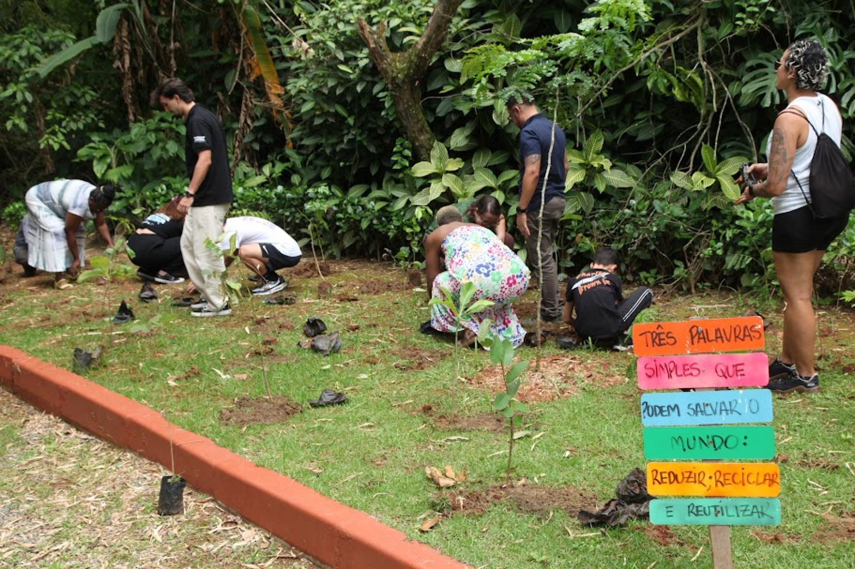 pessoas plantando arvores #paratodosverem