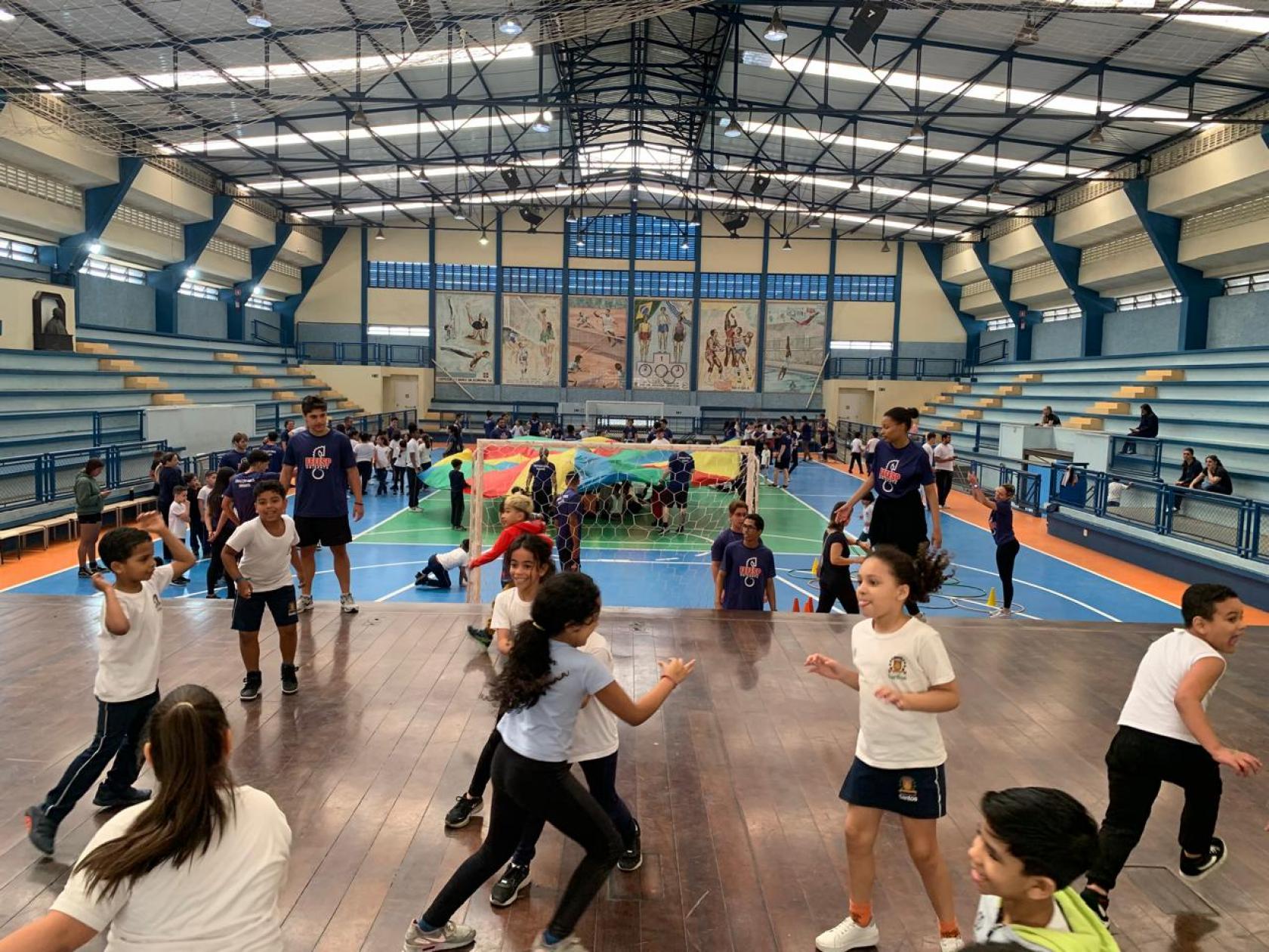 alunos brincando no ginásio #paratodosverem