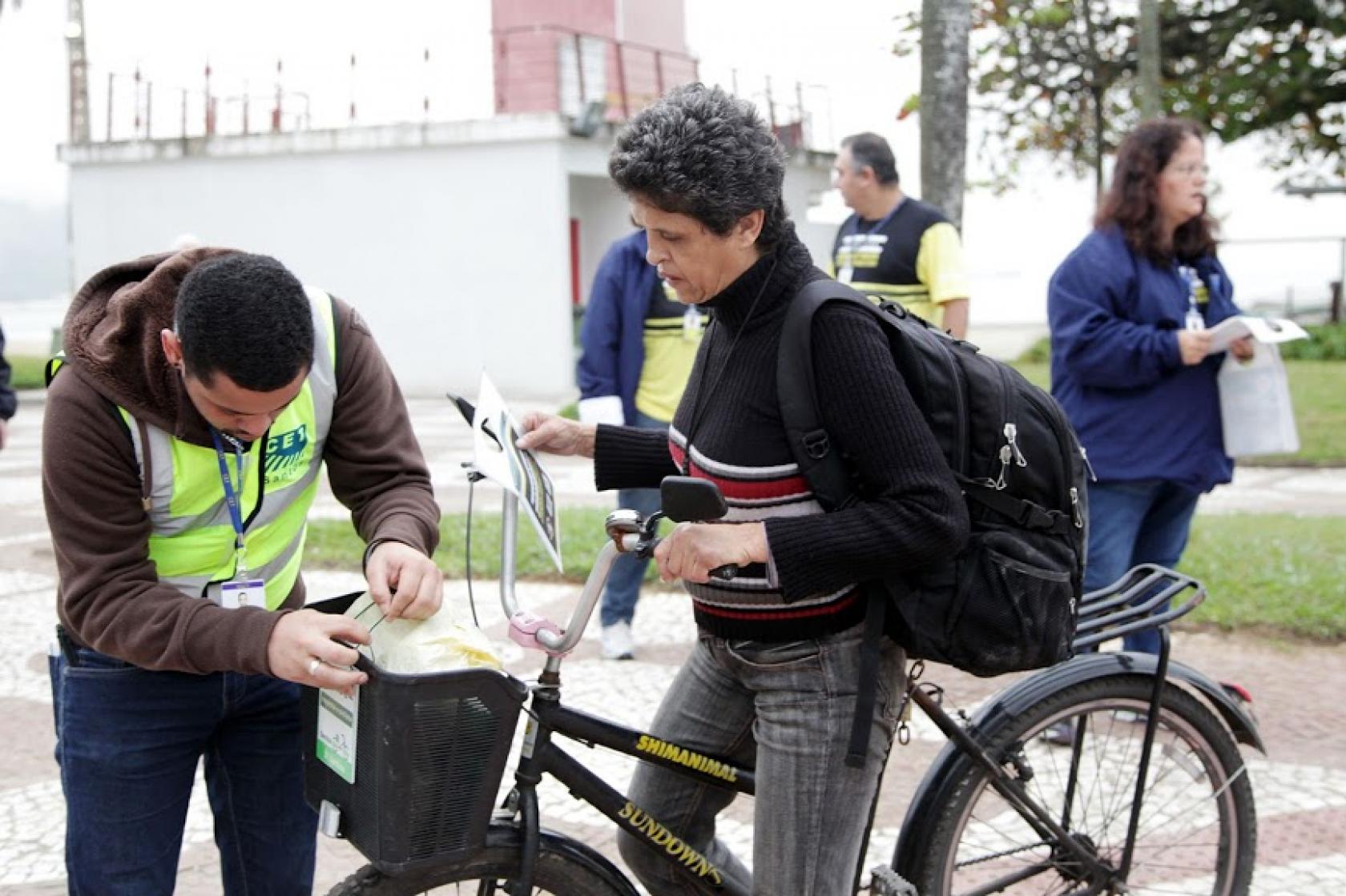 Agente prende na cestinha de bicicleta peça sobre respeito ao ciclista. #pracegover