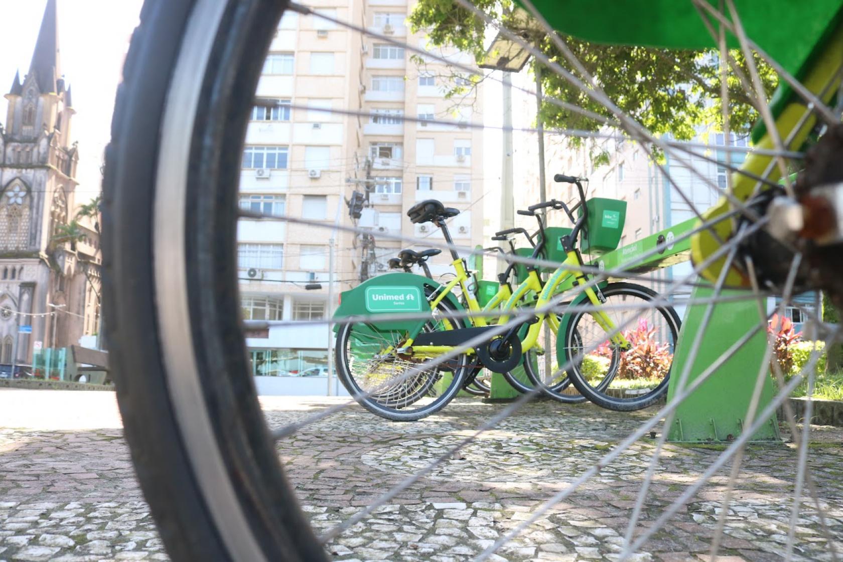 bicicletas paradas no posto de aluguel #paratodosverem 