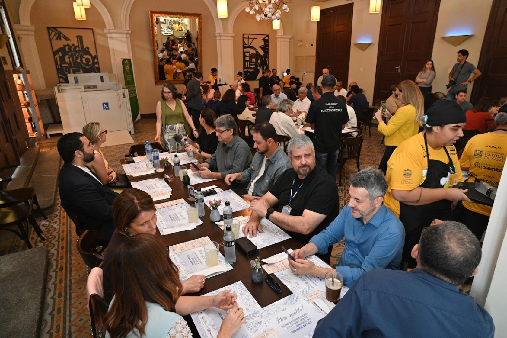 pessoas comendo no restaurante #paratodosverem 