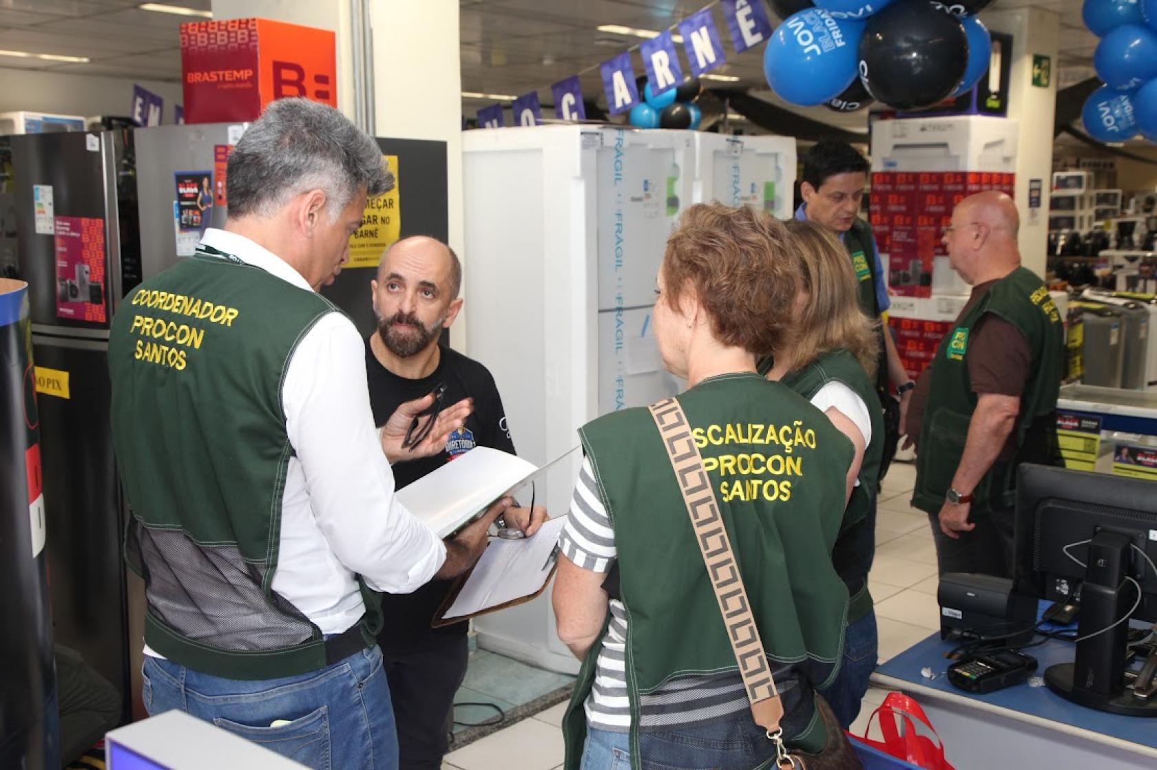 fiscais analisam loja #paratodosverem