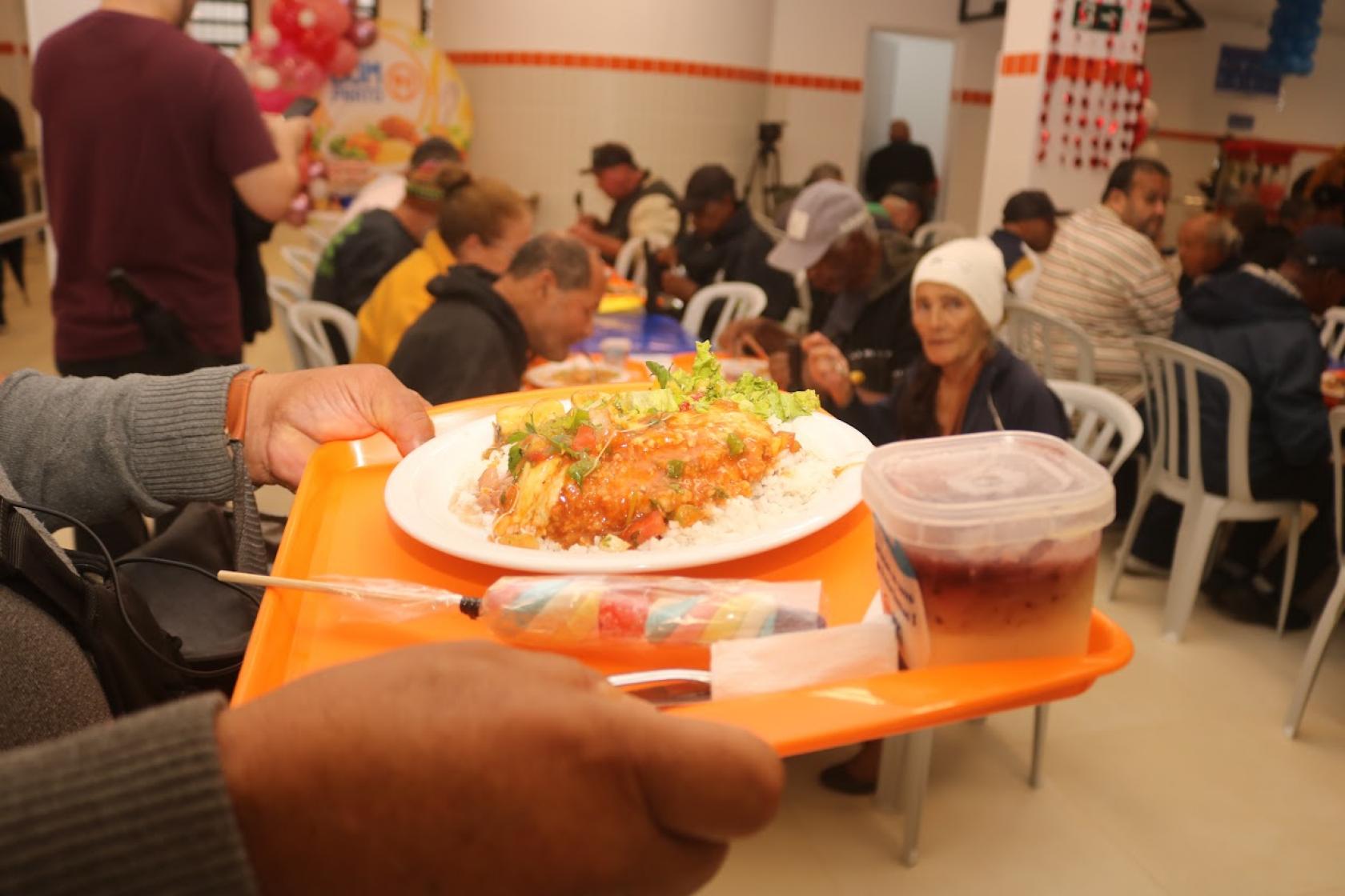 pessoas comendo no bom prato #paratodosverem 
