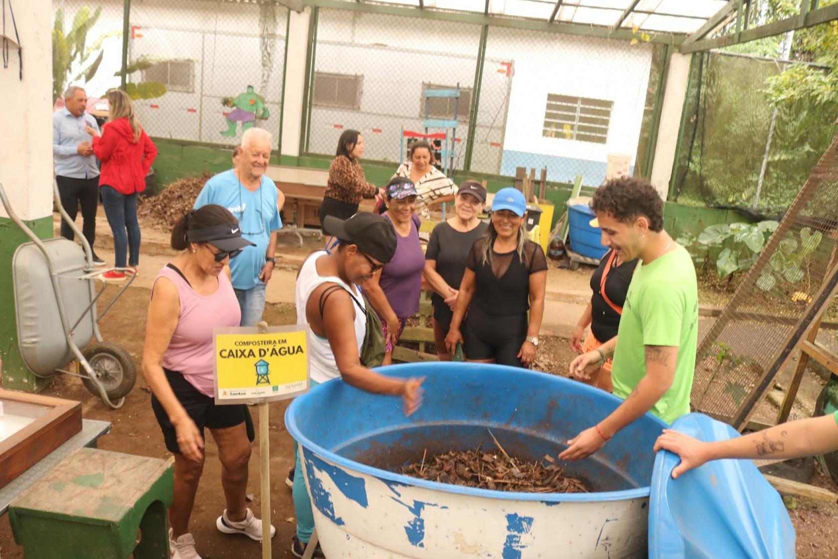 pessoas observam tanque de compostagem #paratodosverem