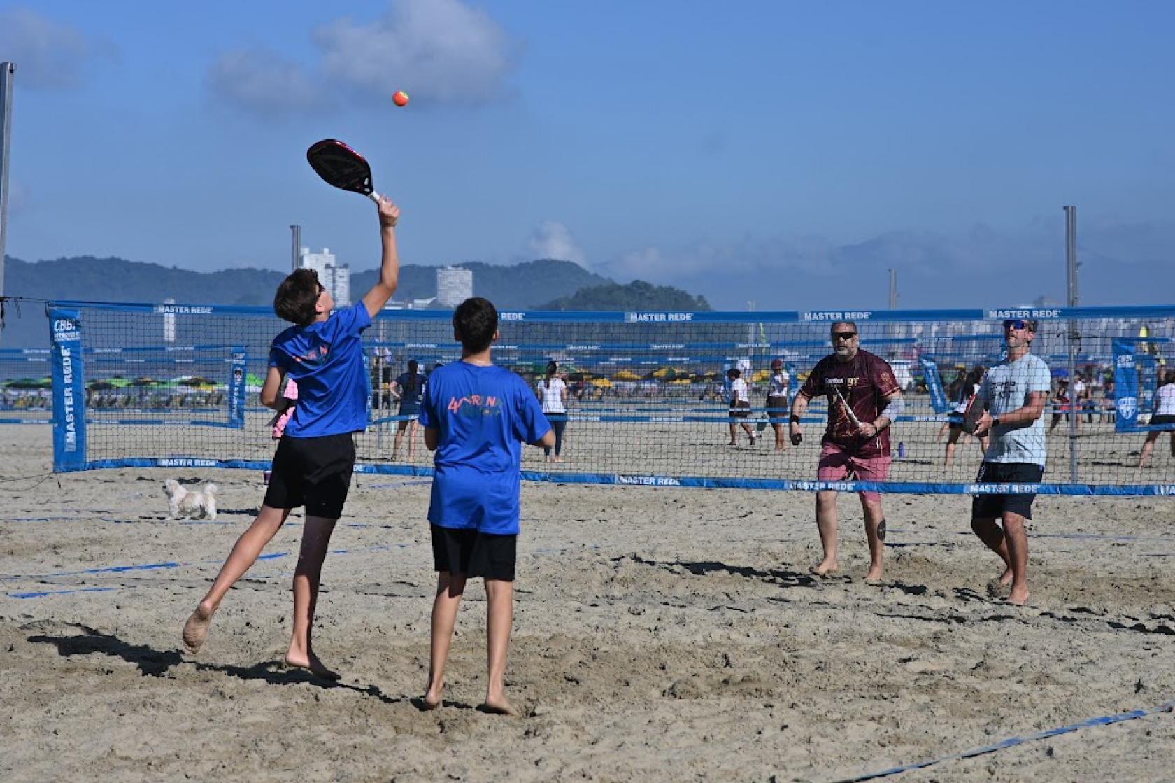 meninos e adultos jogando beach tenns #paratodosverem