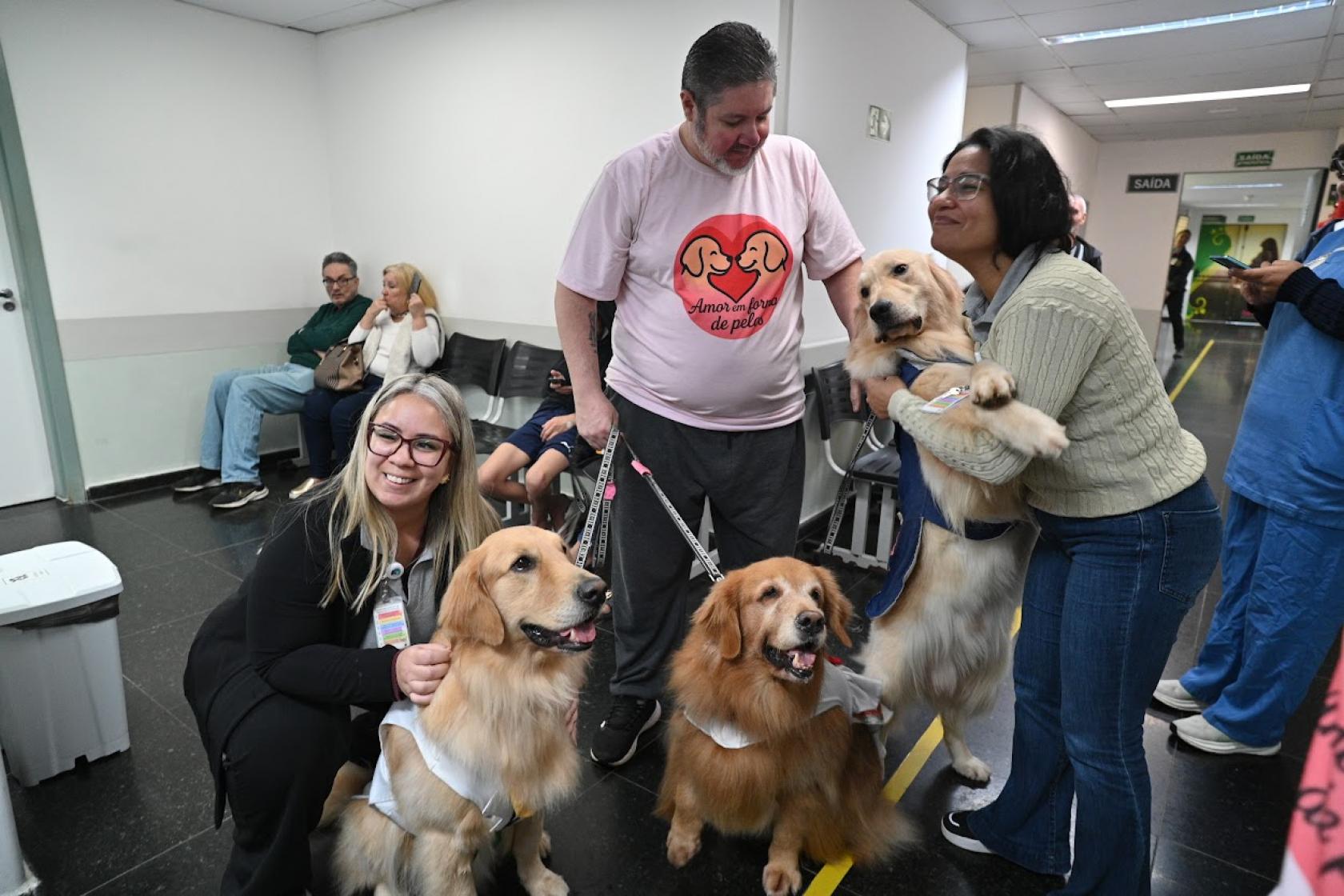 pessoas com cachorros #paratodosverem