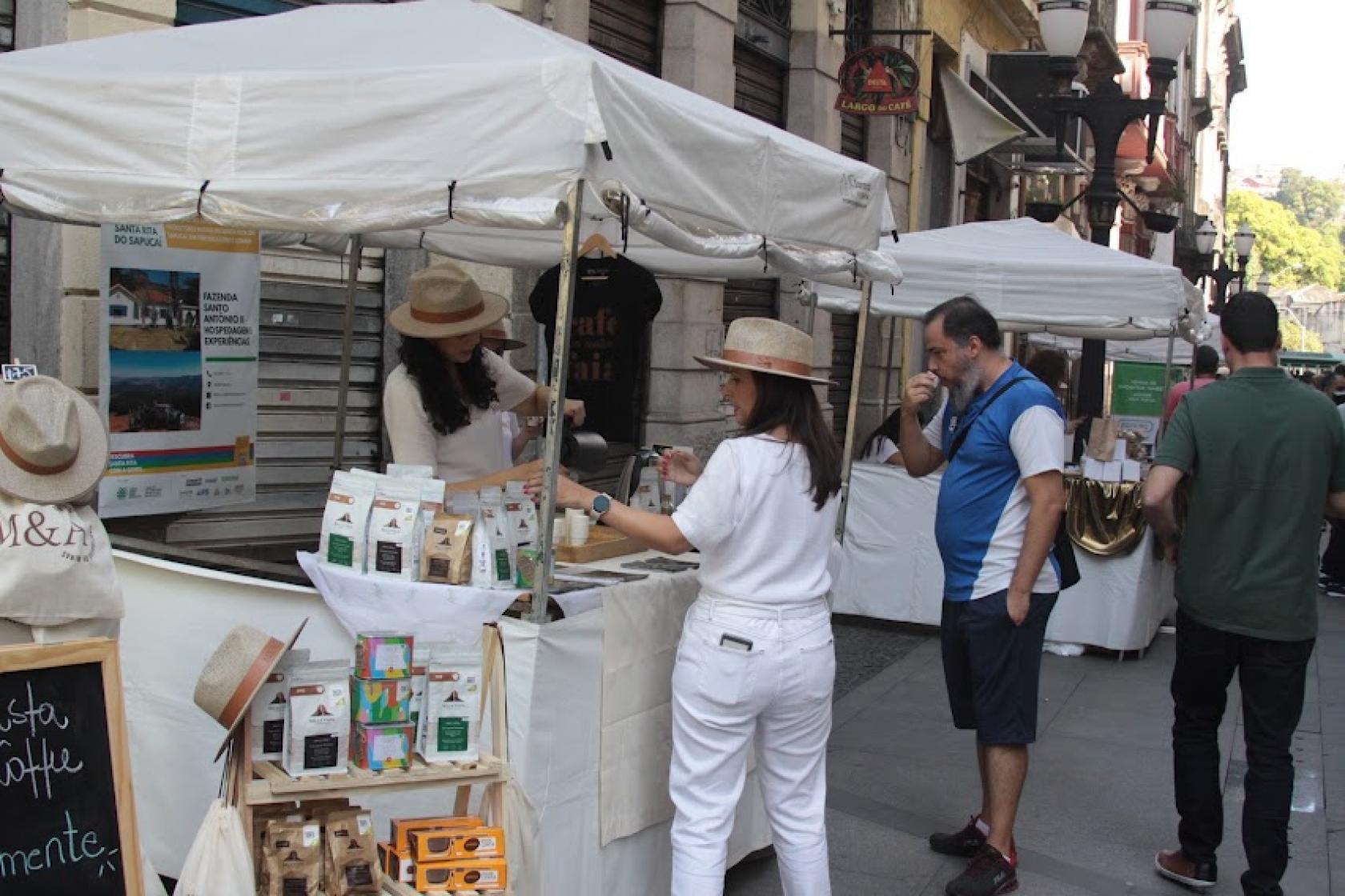 Pessoa em barraca experimenta café #paratodosverem
