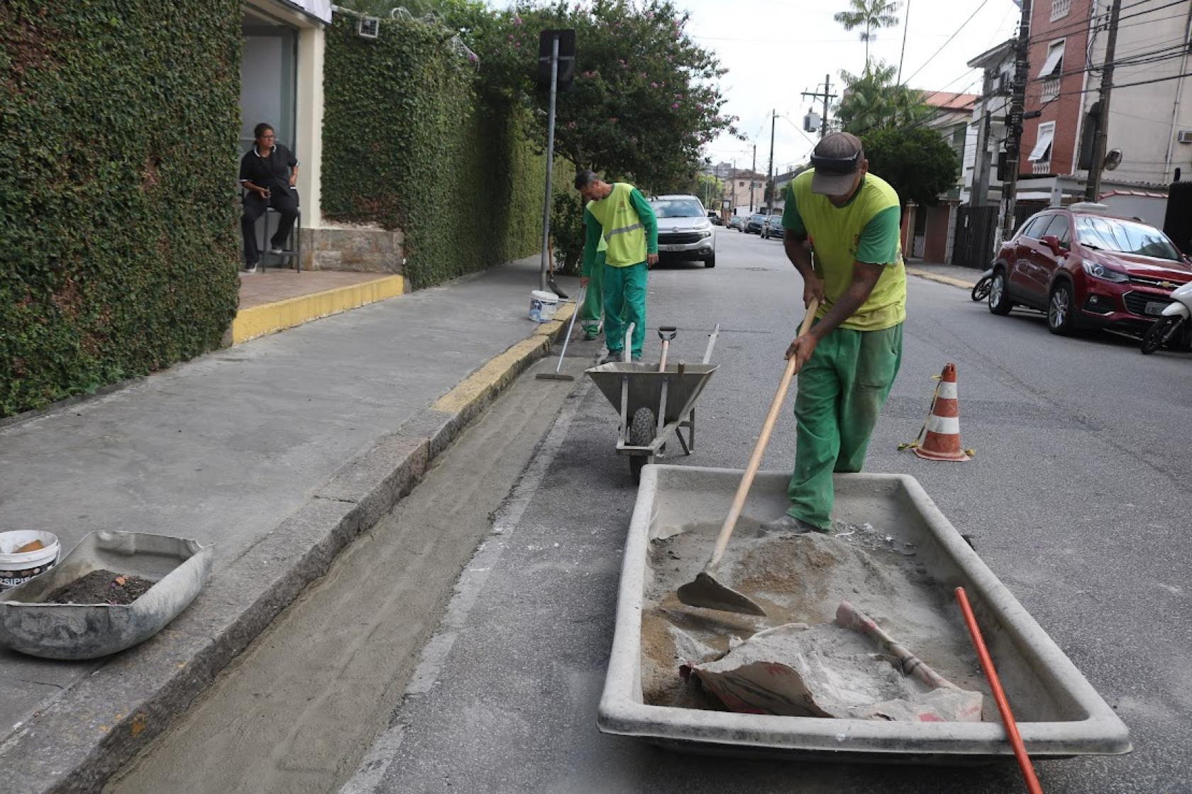 operários atuando em calçada #paratodosverem