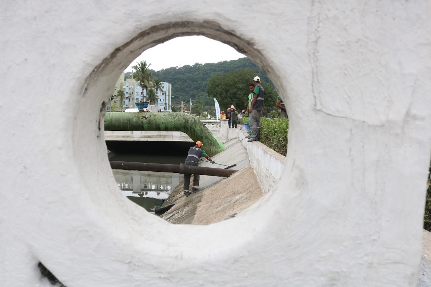 operários atuando em canais #paratodosverem