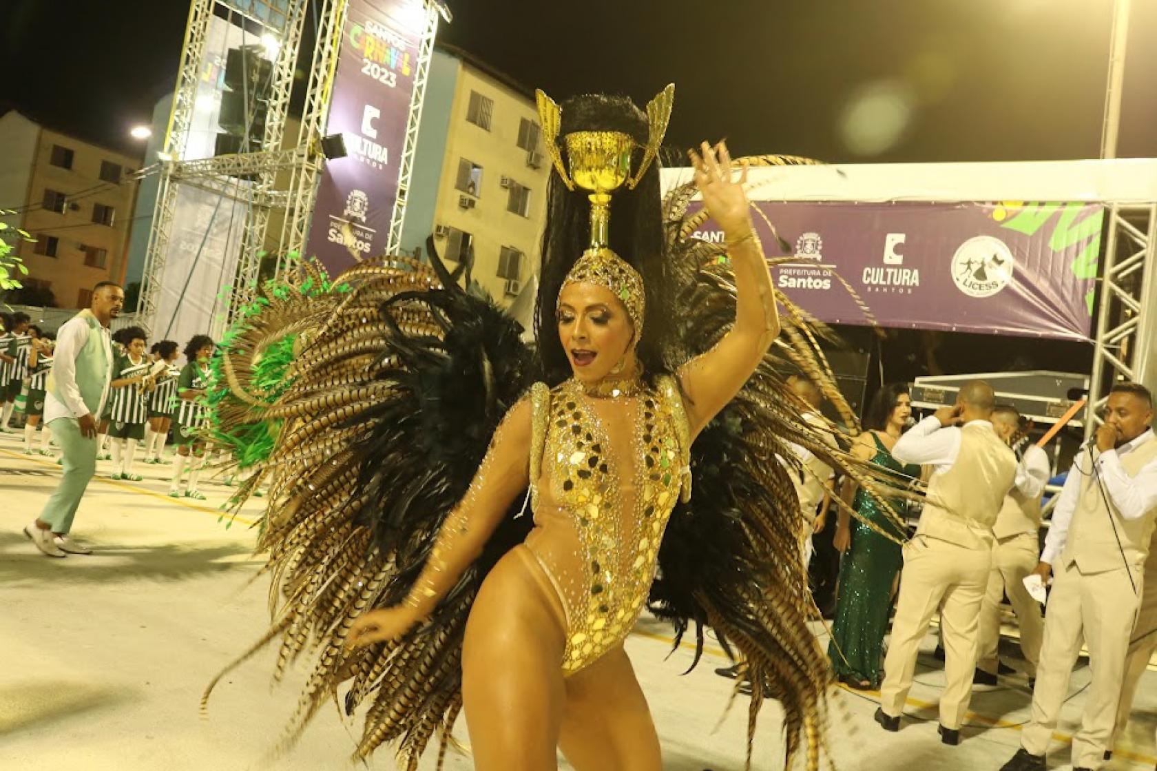 mulher dançando samba na avenida #paratodosverem