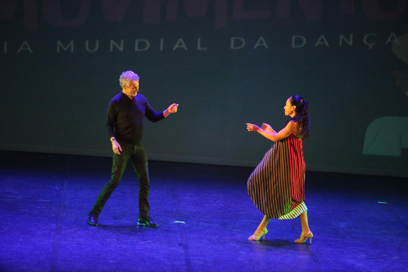 carlinhos de jesus dança com mulher #paratodosverem