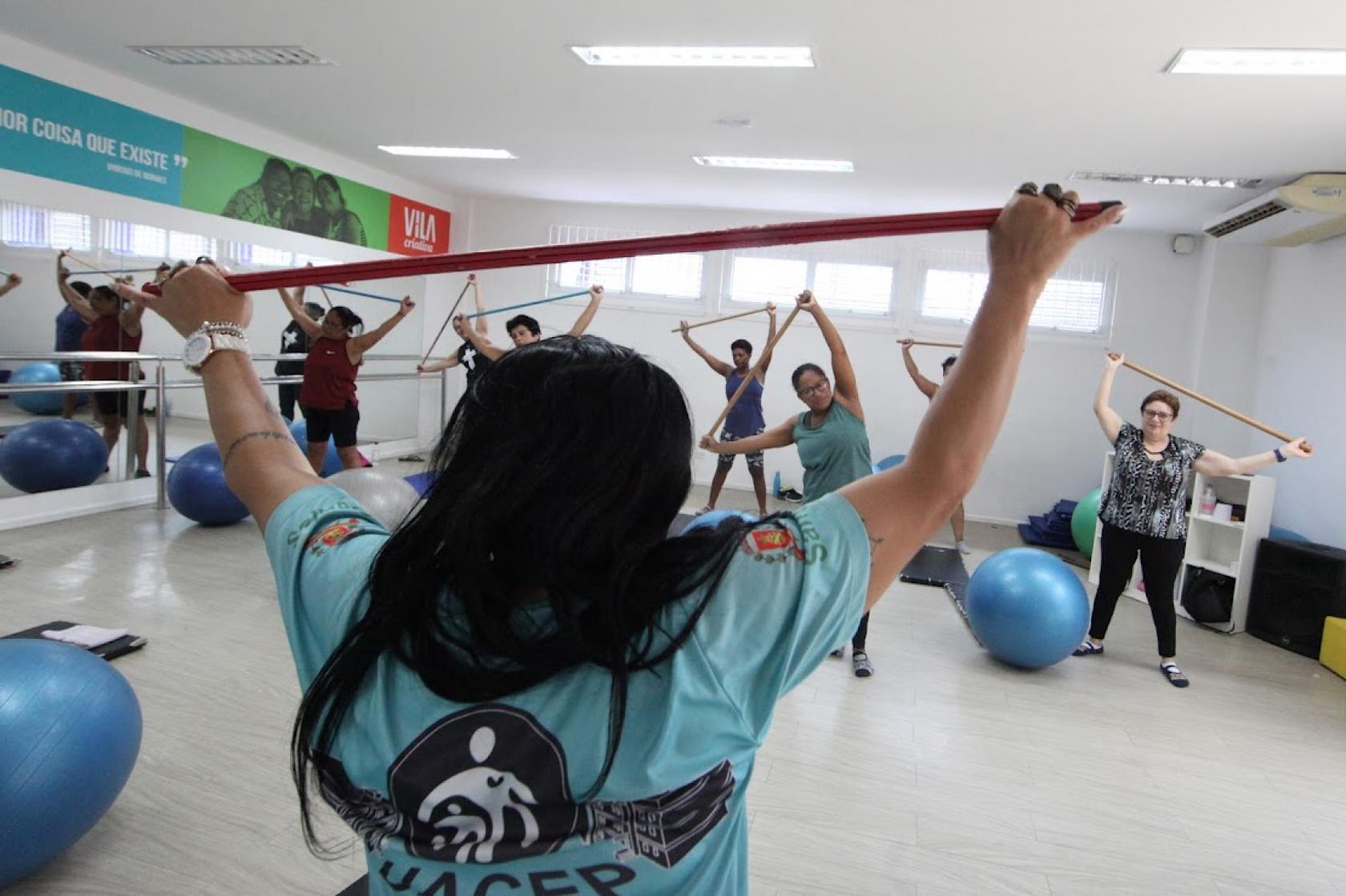 pessos fazendo exercício em vila criativa #paratodosverem 