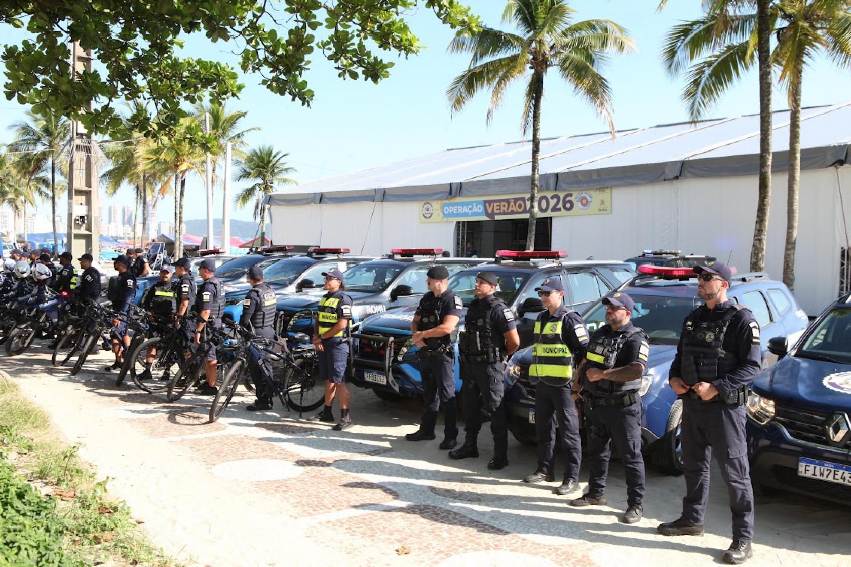 policiais na frente da tenda #paratodosverem