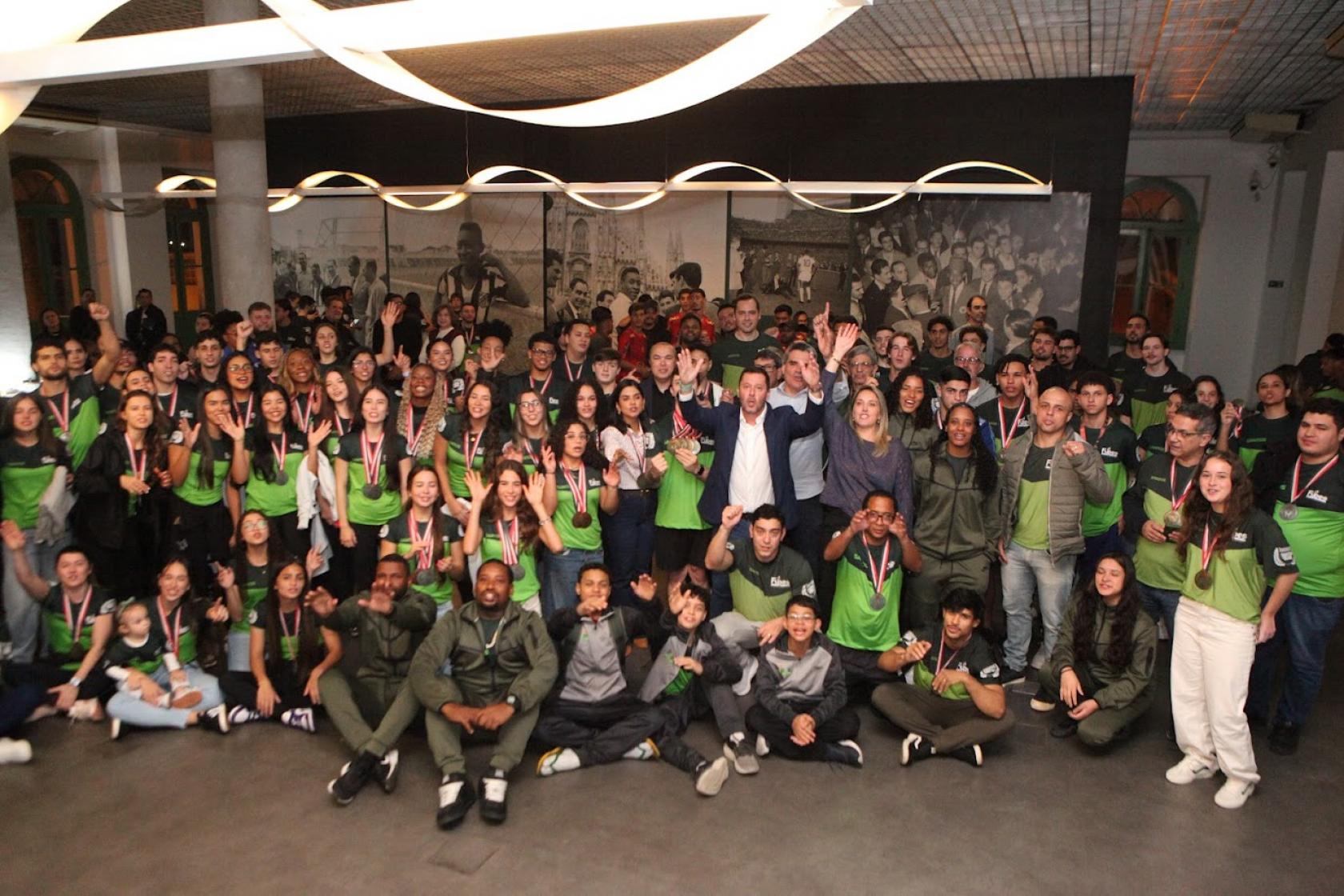 Atletas homenageados no Museu Pelé. #Paratodosverem
