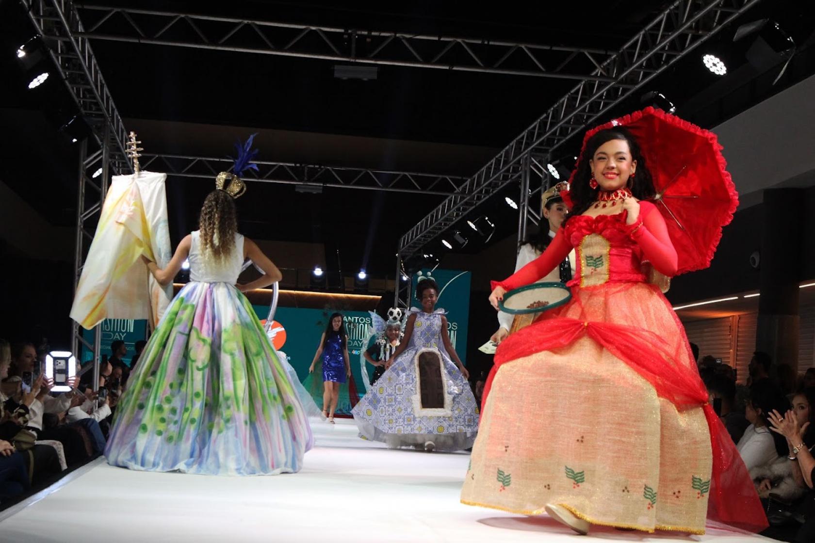 Destile de moda temático dos 480 anos de Santos. #Paratodosverem