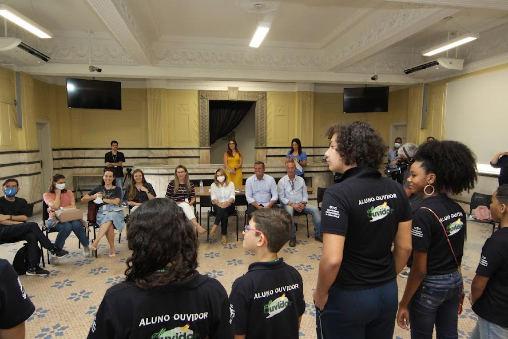 em roda, alunos falam com autoridades #paratodosverem