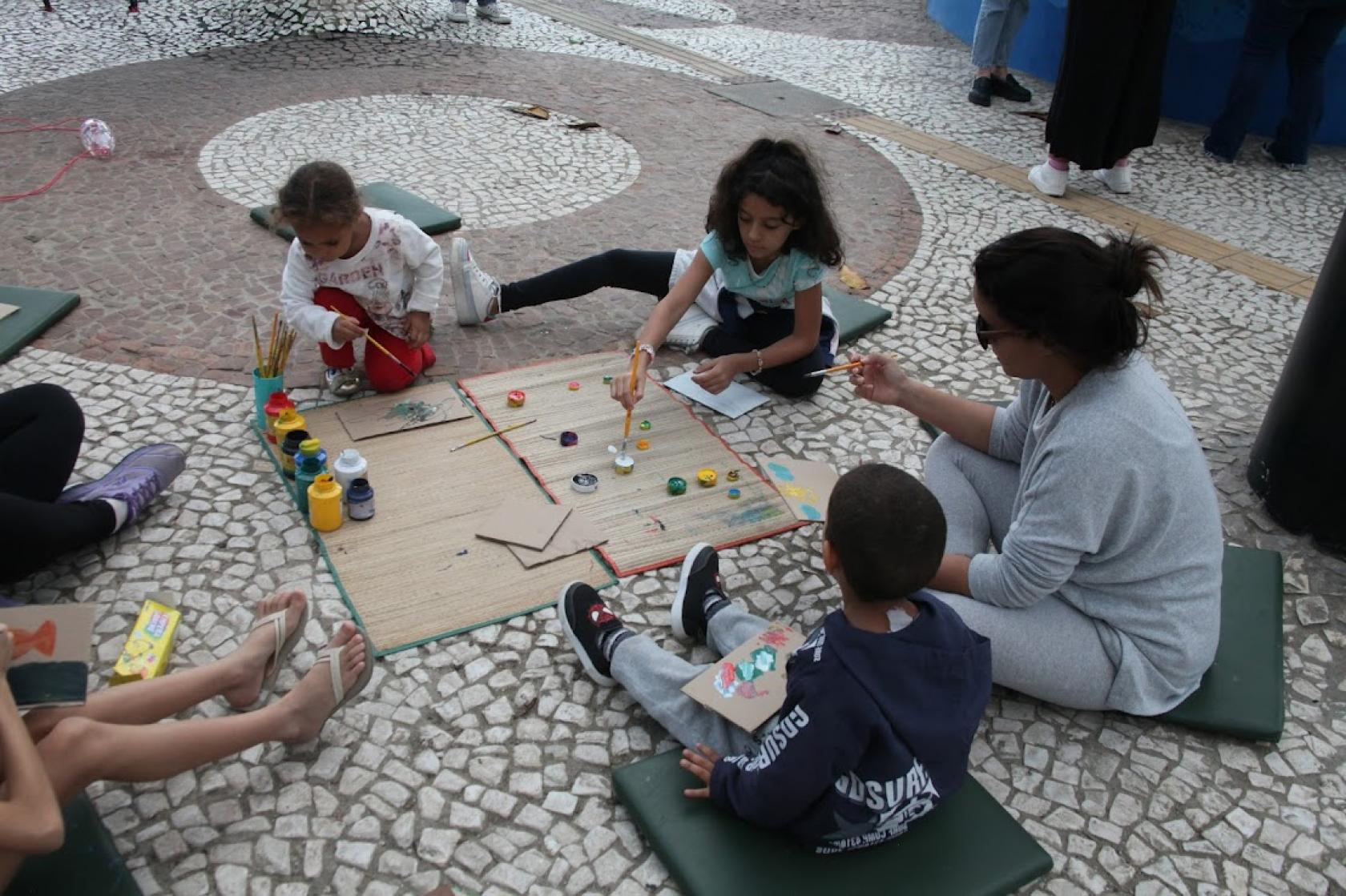 crianças pintando no aquário #paratodosverem
