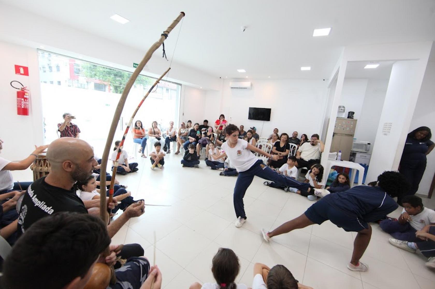 alunas jogam capoeira #paratodosverem