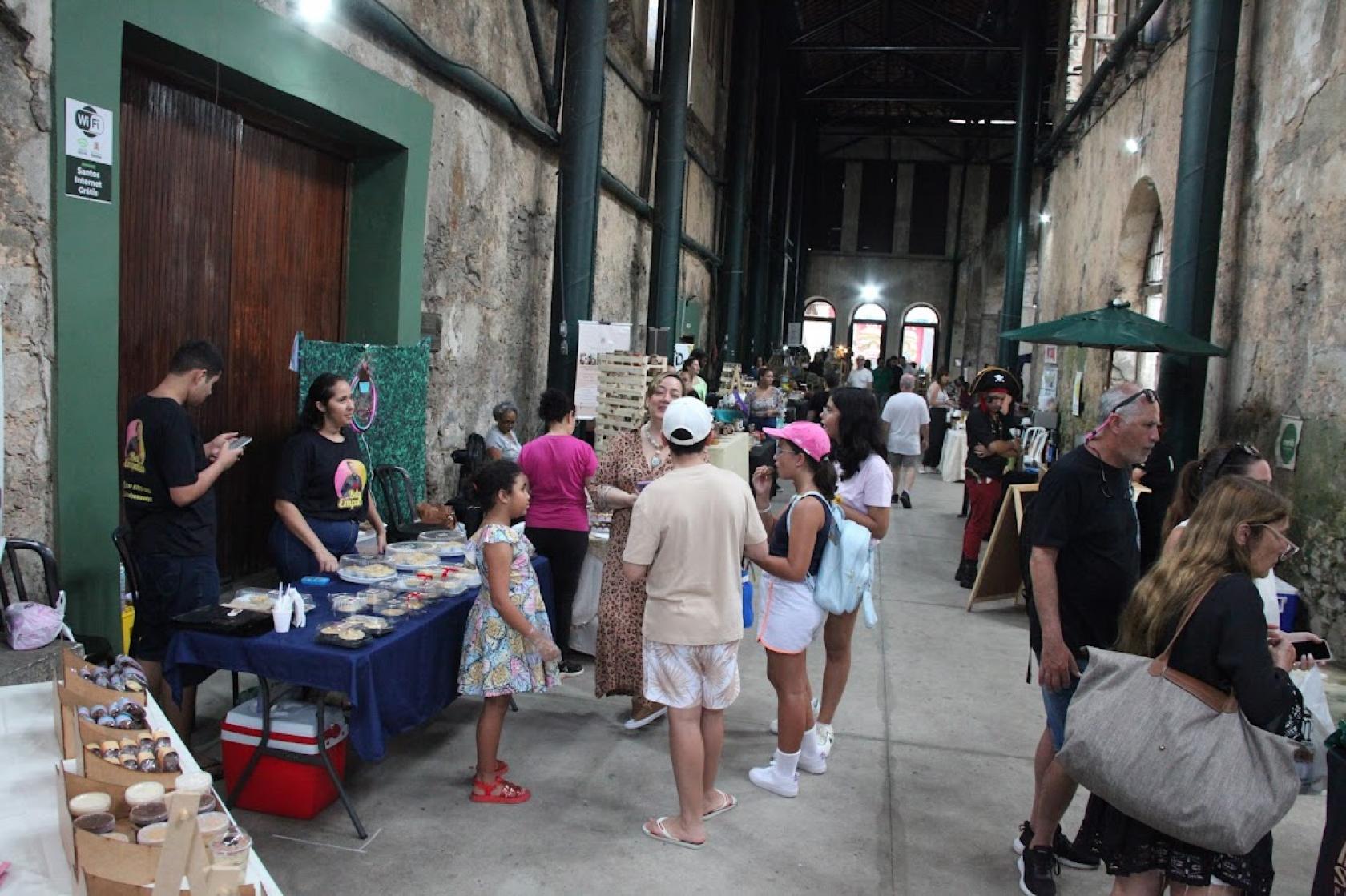 pessoas comprando na feira #paratodosverem