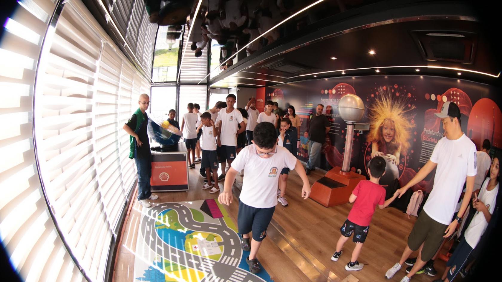 alunos participando da experiência #paratodosverem 