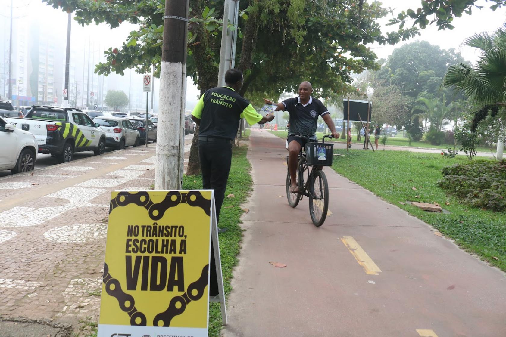 agente entrega panfleso a ciclista #paratodosverem