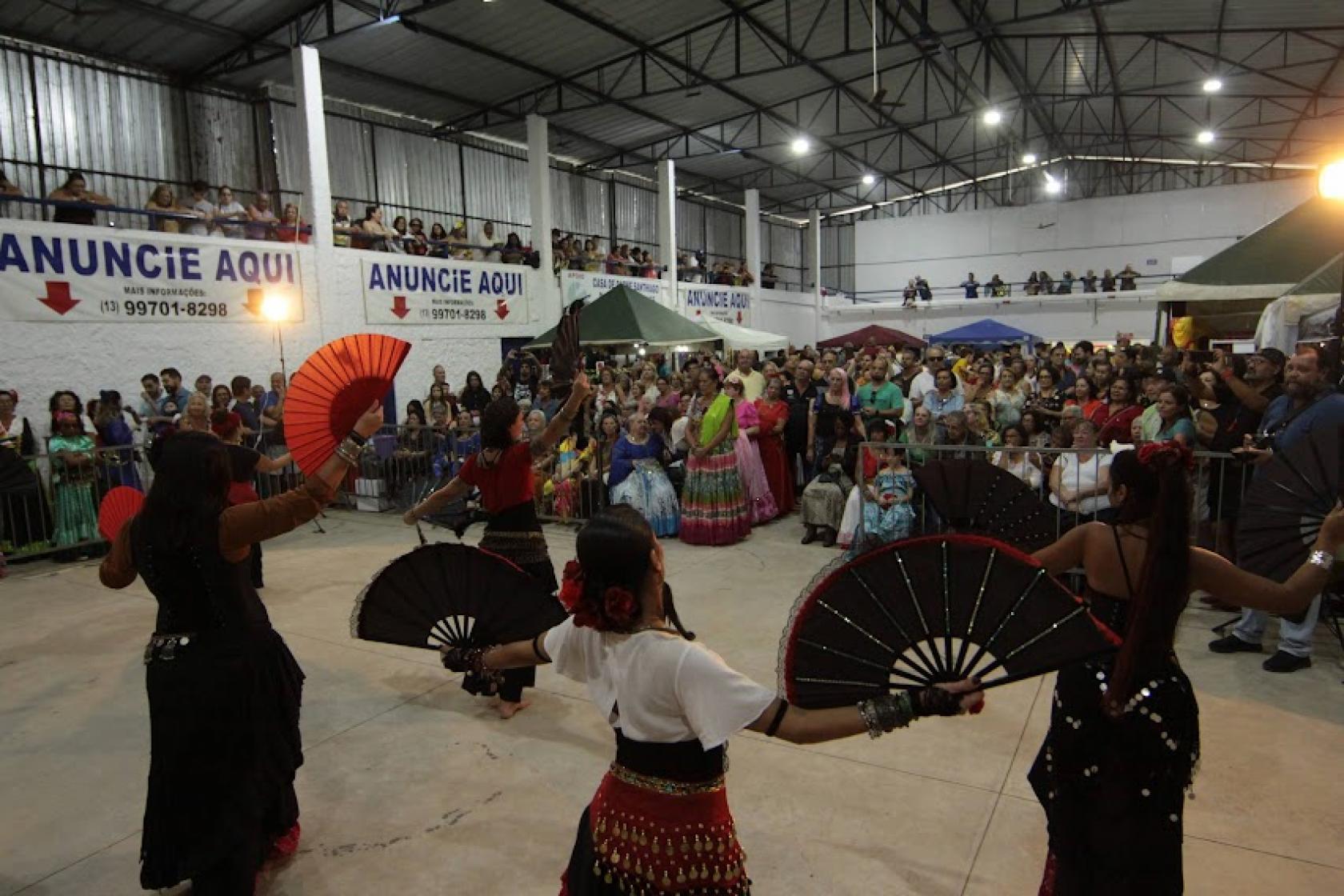 ciganas dançando para público #paratodosverem 