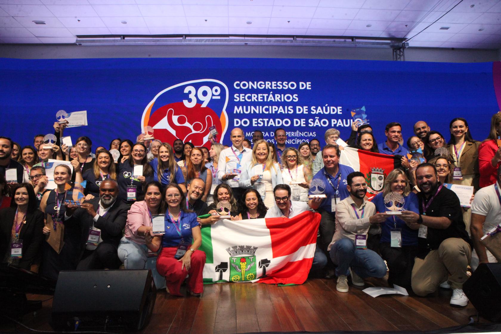premiados se reúnem no palco #paratodosverem