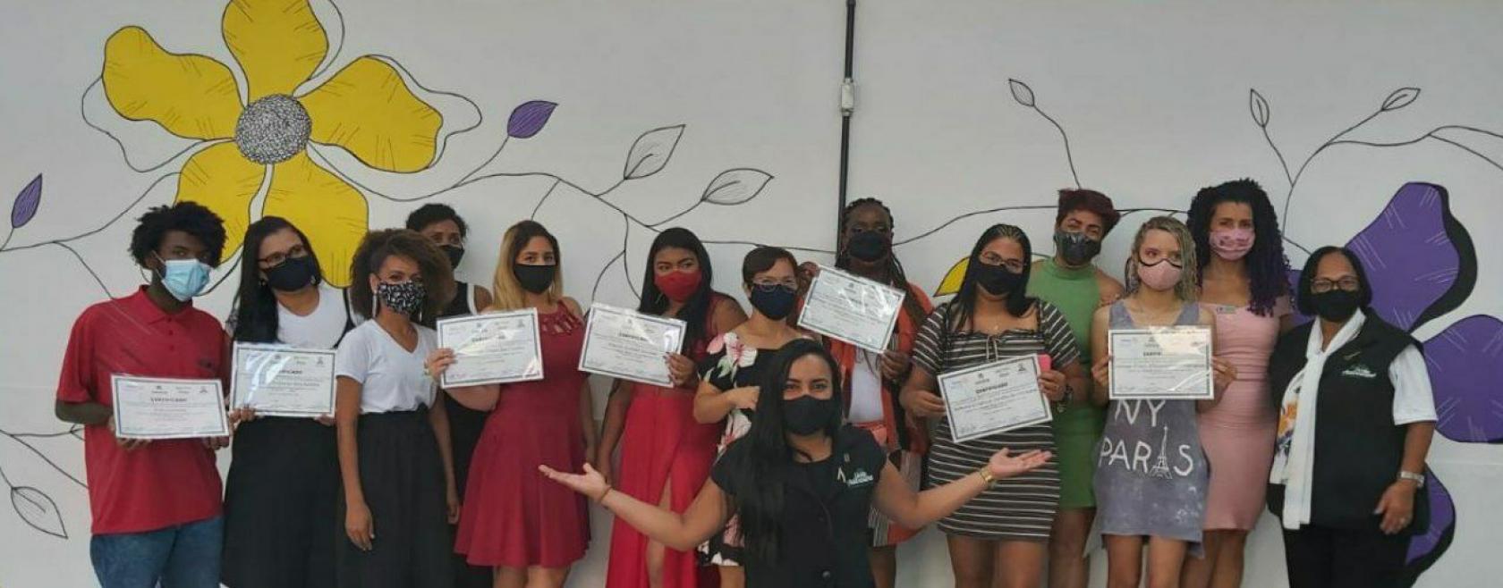 alunas segurando diploma #paratodosverem