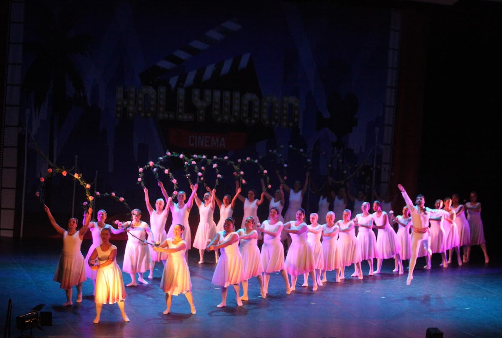 grupo dançando no palco #paratodosverem