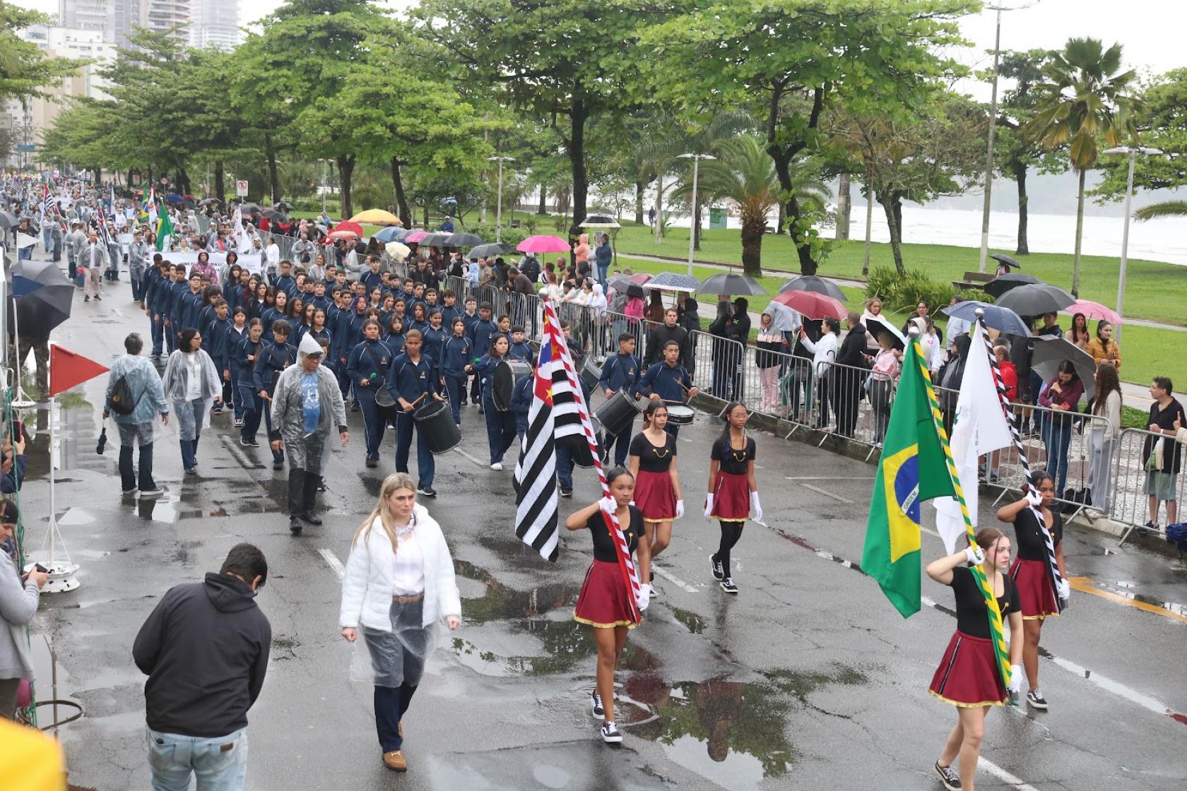 alunos desfilando #paratodosverem