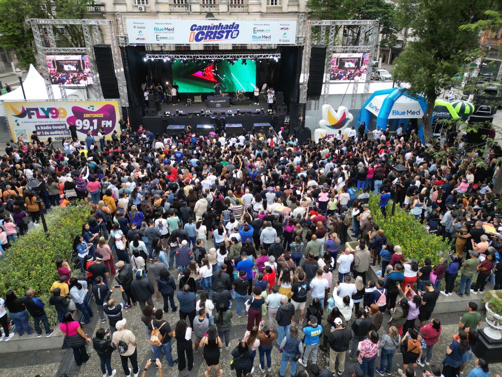 pessoas em frente a palco #paratodosverem