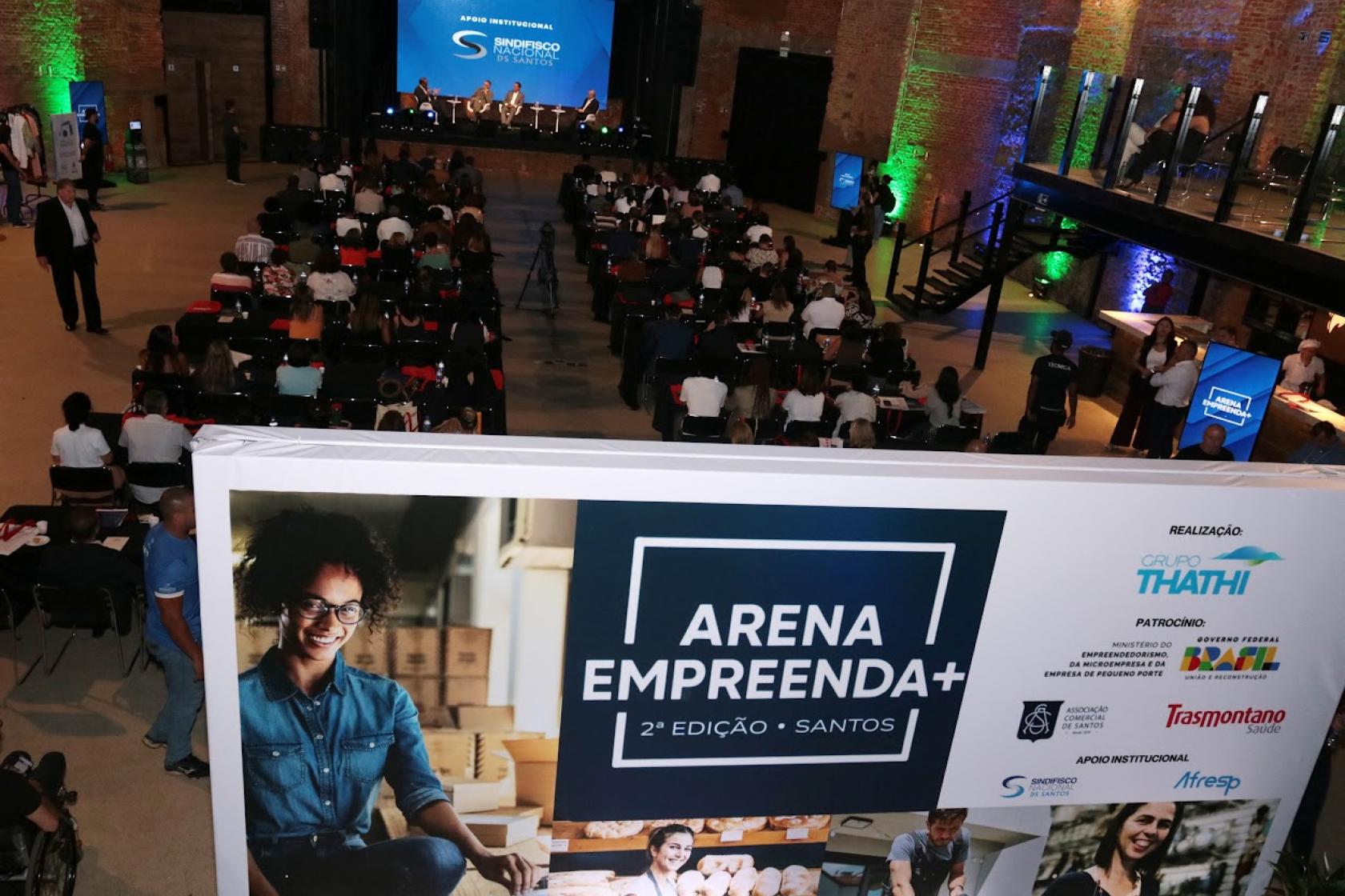 Pessoas no auditório acompanhando o evento #paratodosverem 